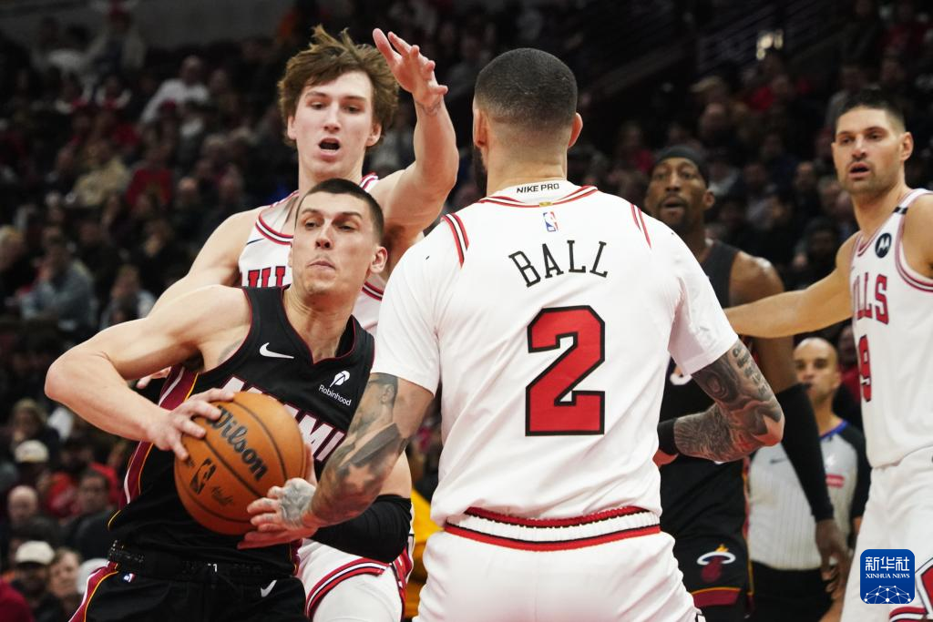 公牛队失败后球员负气向队友开火 公牛队失败后球员负气向队友开火