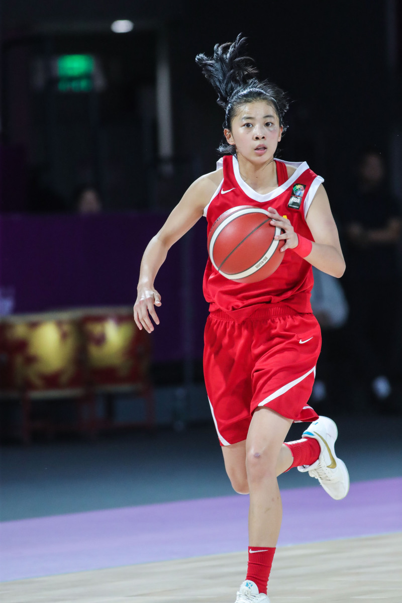 力挽狂澜，女队员在比赛中展现出色表现的简单介绍