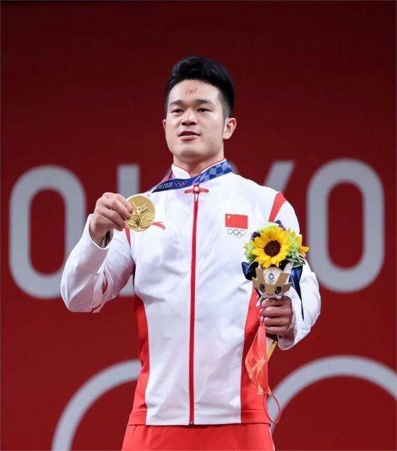 举重选手超越自我,登顶冠军领奖台的简单介绍 举重选手超越自我,登顶冠军领奖台的简单介绍