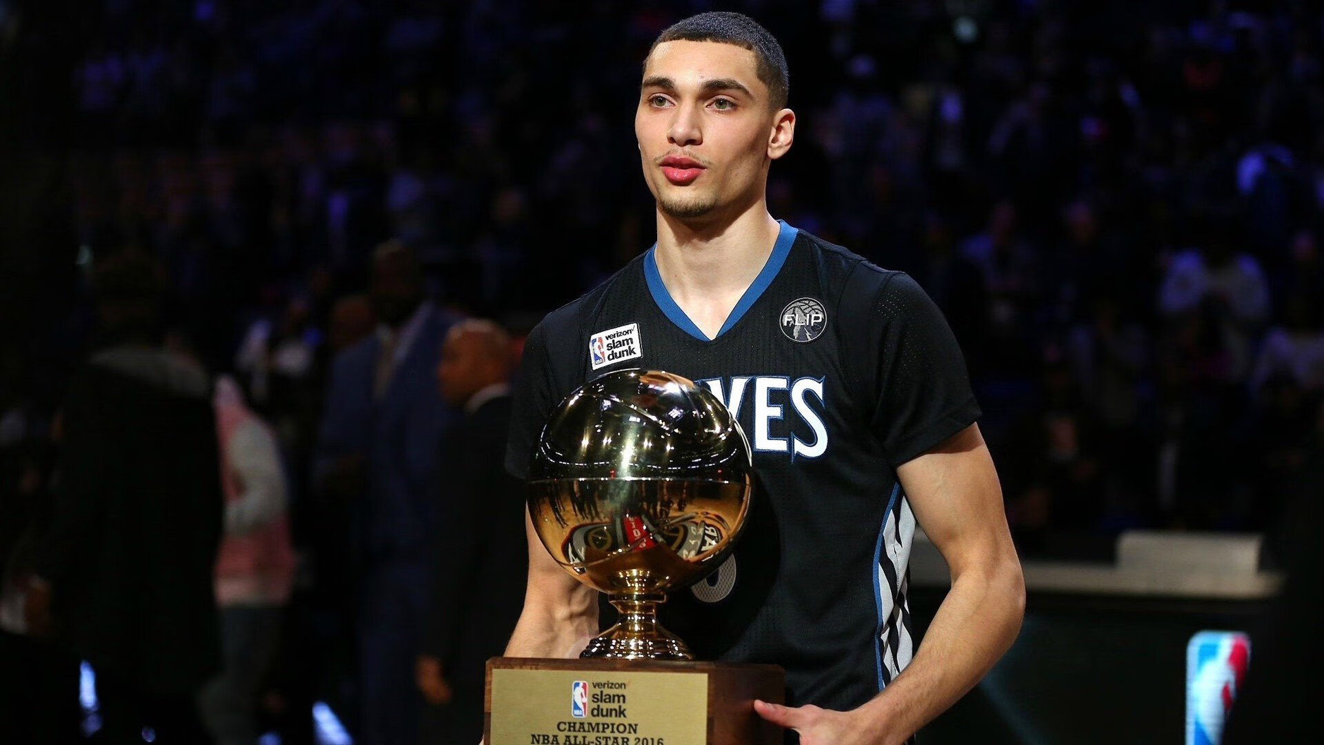 赛道与球场的双重奏，F1揭幕战悬念与篮网太阳对决的启示