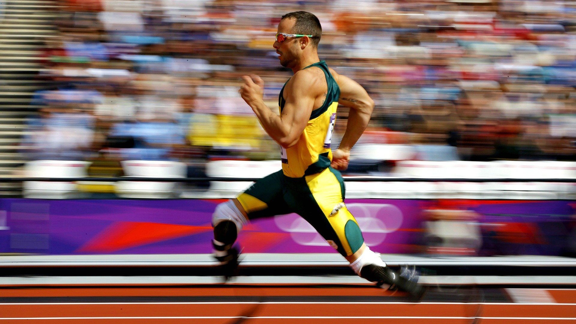 赛道上的绝对主宰，佩雷兹驾驭迈凯伦鏖战红牛二队，上演统治级表演