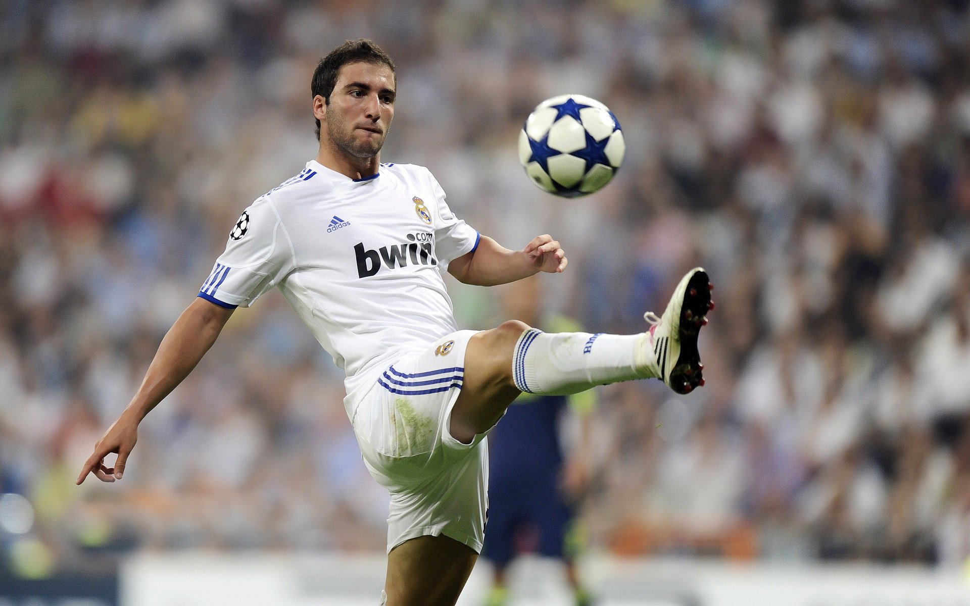 赛道上的致命一击，塞恩斯关键制胜，迈凯伦绝杀索伯车队