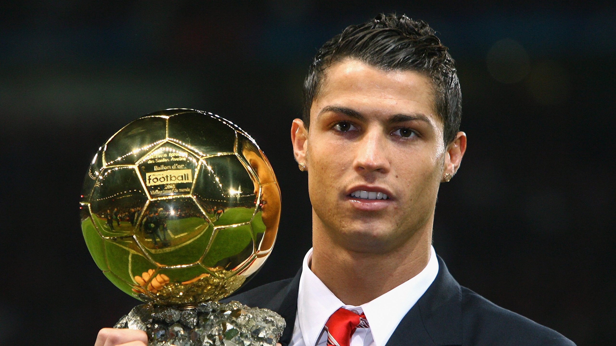 伊布君临梦剧场，奥地利式坚韧险胜曼联，传奇统治全场